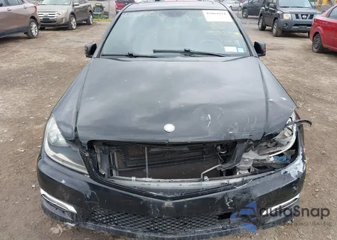 2013 Mercedes-Benz C 250 Luxury/Sport z USA, uszkodzony, nr VIN WDDGF4HB7DR295826